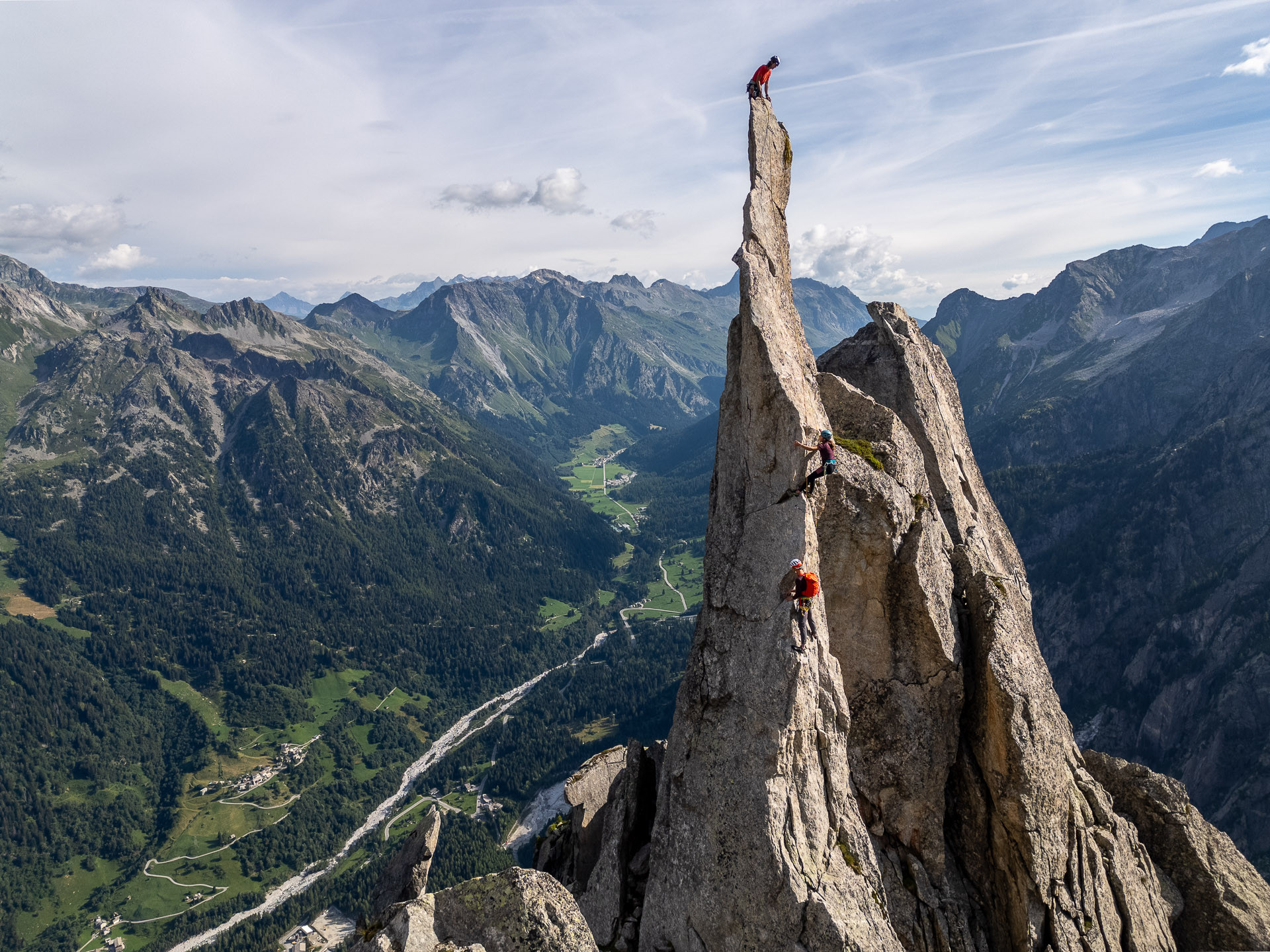 <p>Naše oblečení navrhujeme pro&nbsp;široké spektrum outdoorových aktivit a&nbsp;pro&nbsp;sportovce všech výkonnostních úrovní. Stejný důraz klademe na&nbsp;funkčnost, komfort a&nbsp;spolehlivost bez&nbsp;ohledu na&nbsp;to, zda jde o&nbsp;první zkušenosti v&nbsp;terénu, nebo&nbsp;dlouhodobou sportovní praxi.</p>