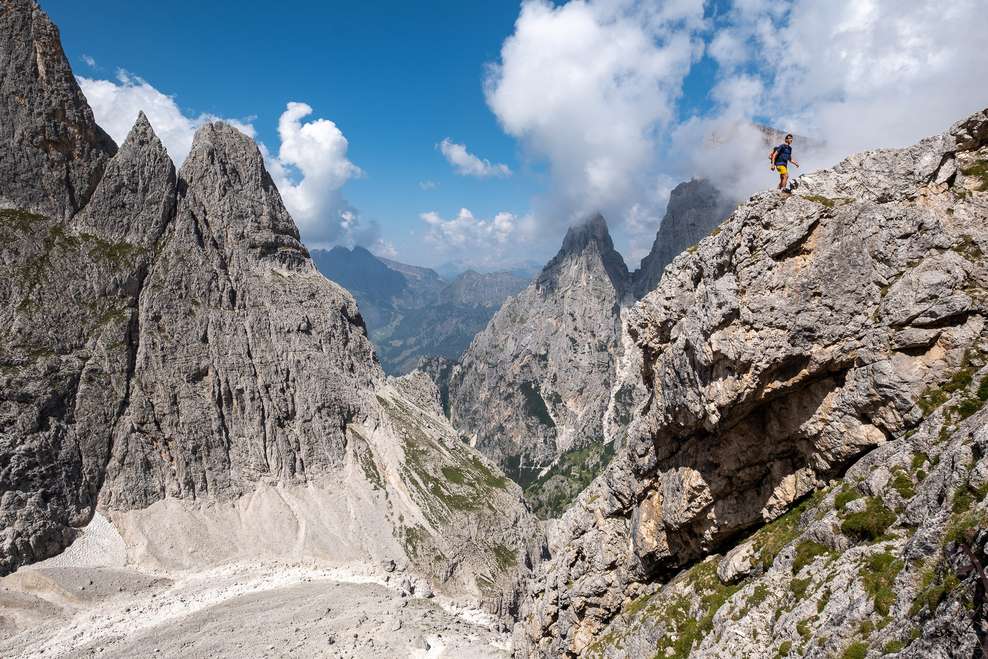 <p>All Mountain Experience pro&nbsp;nás vyjadřuje přístup, kdy hory chápeme jako jeden propojený prostor pro&nbsp;různé aktivity, podmínky i&nbsp;úrovně zkušeností. Neoddělujeme „výkonnostní“ a&nbsp;„rekreační“ uživatele, ale&nbsp;navrhujeme produkty tak, aby fungovaly napříč terénem, počasím i&nbsp;různými typy aktivit. Díky tomu naše oblečení nevnímáte jako jednotlivé kusy pro&nbsp;jeden scénář, ale&nbsp;jako spolehlivou výbavu pro&nbsp;každý horský zážitek.</p>